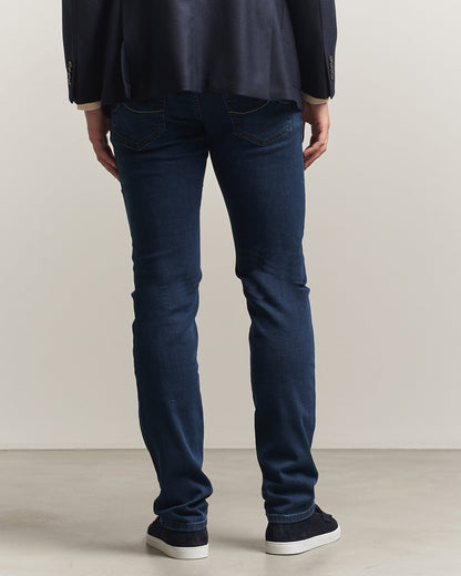 Jacob Cohën Nick Slim Fit vasket stretchjeans – mørk blå – detaljbilde 5