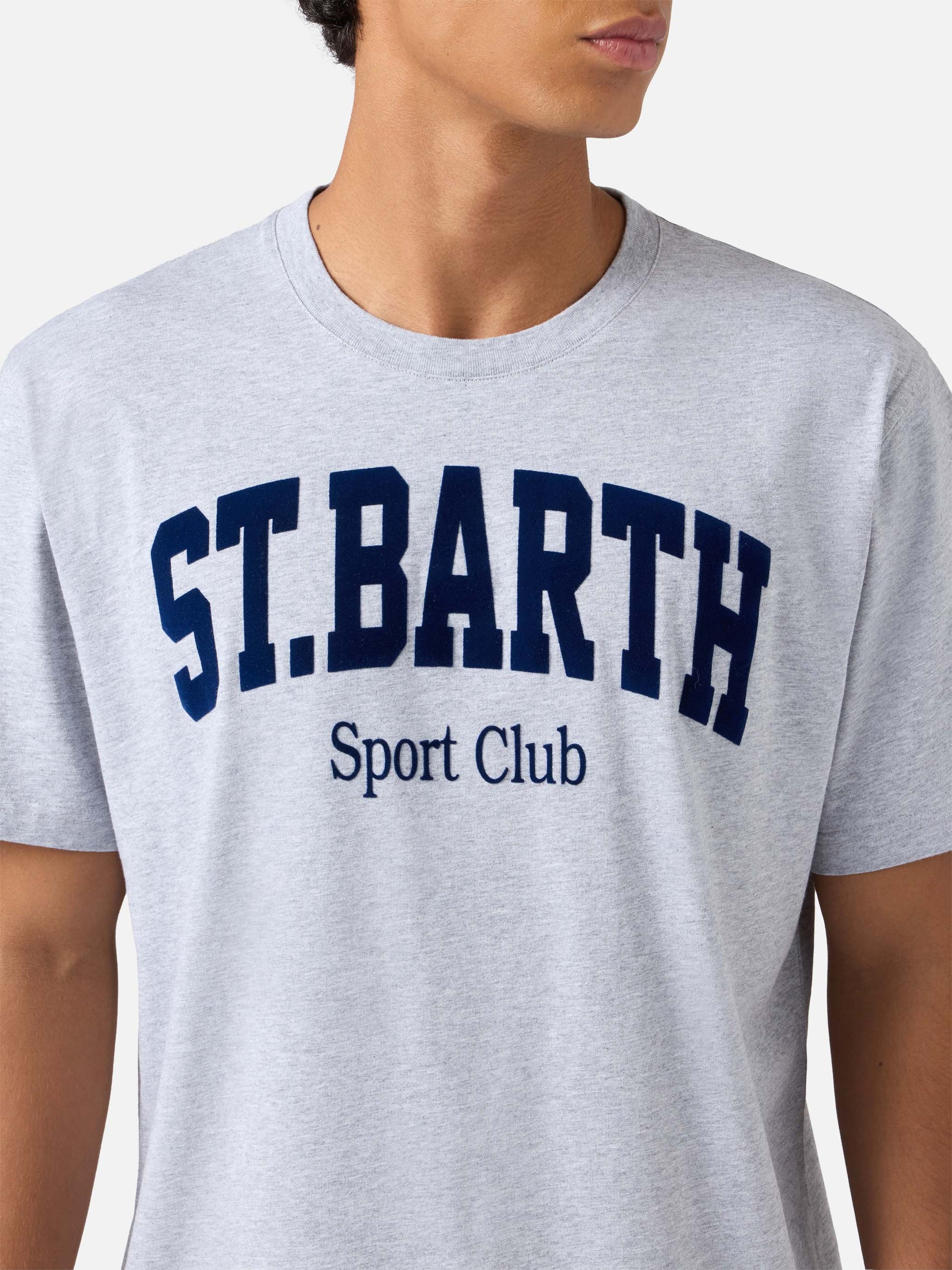 Arnott bomulls-T-skjorte i blått med St. Barth Sport Club flock-trykk – offisielt produktbilde 3