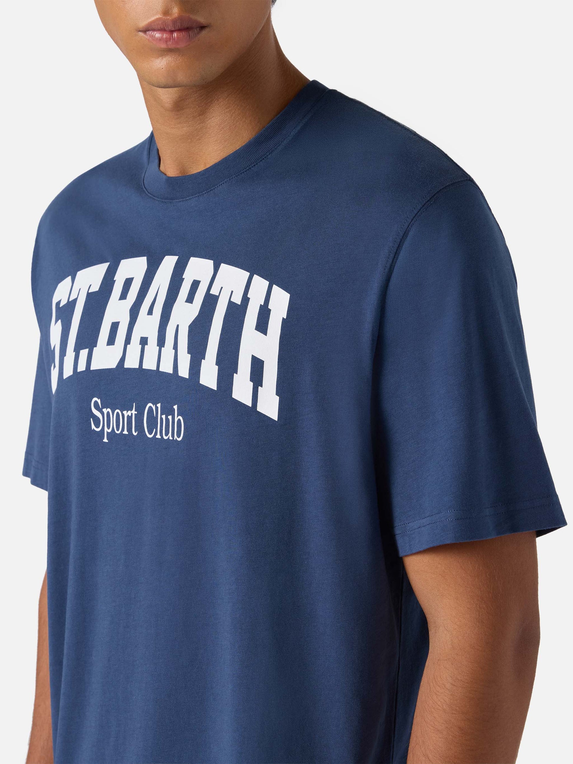 Arnott bomulls-T-skjorte i marineblå med St. Barth Sport Club-trykk – offisielt produktbilde 3