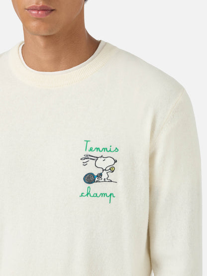 Crewneck-genser Heron med Snoopy tennis champ-broderi | SNOOPY PEANUTS SPECIAL EDITION – offisielt produktbilde 2