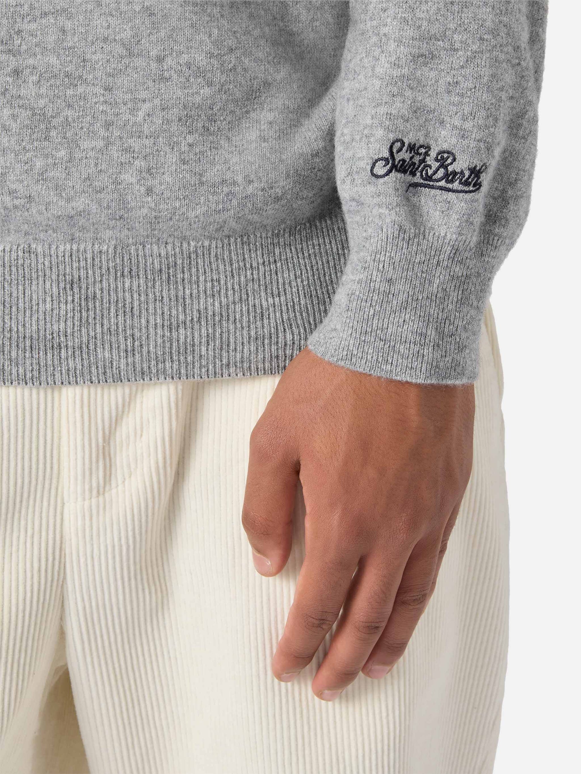 Crewneck-genser Heron Light med "E io pagooo"-broderi | YUPPIES SPECIAL EDITION – offisielt produktbilde 3