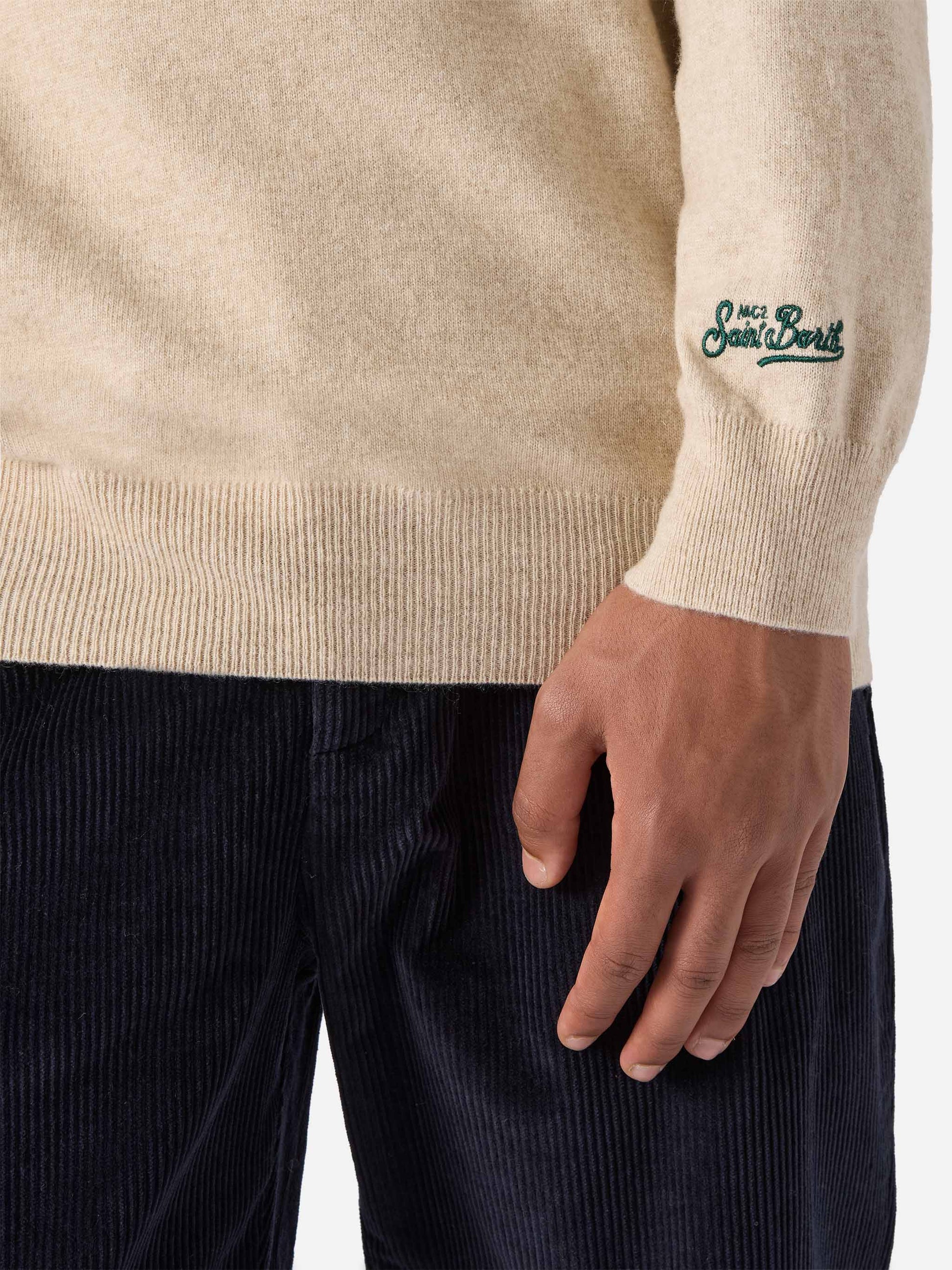 Crewneck-genser Heron Light med broderi '19 gradi. Praticamente Marocco in primavera!' | YUPPIES SPECIAL EDITION – offisielt produktbilde 3